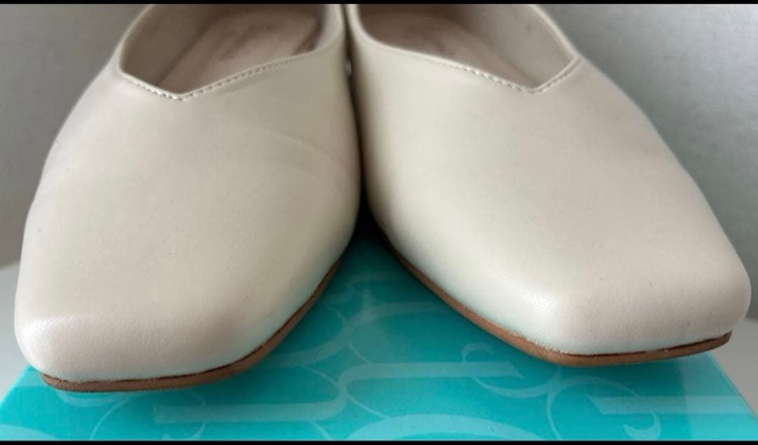 アルテミスバイダイアナ　パールヒール　Vカット フラットシューズ　アイボリー