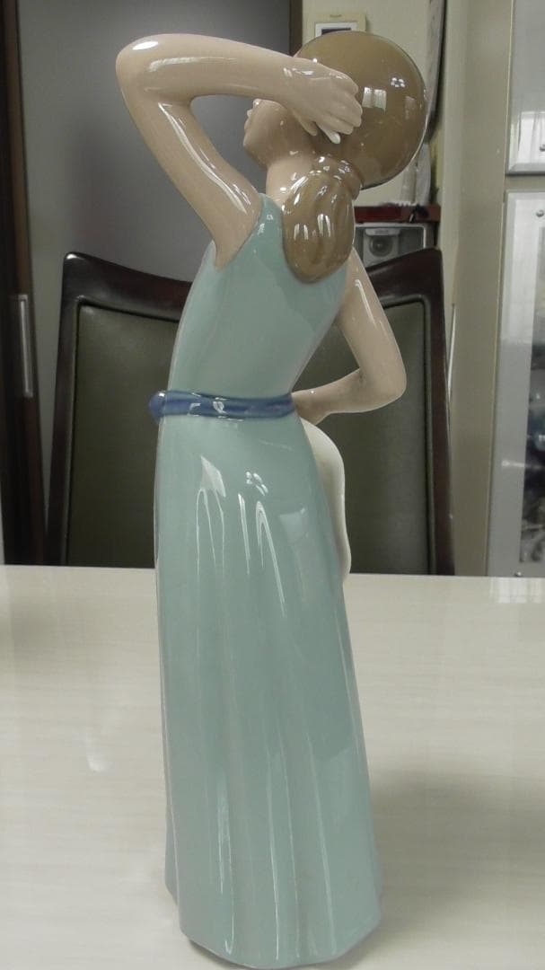 LLADRO　リヤドロ【若草色の少女（なびかせて）】２　リアドロ　　Ｌ552