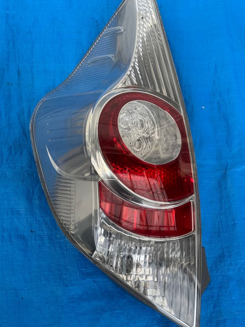TOYOTAアクアNHP10前期テールランプ