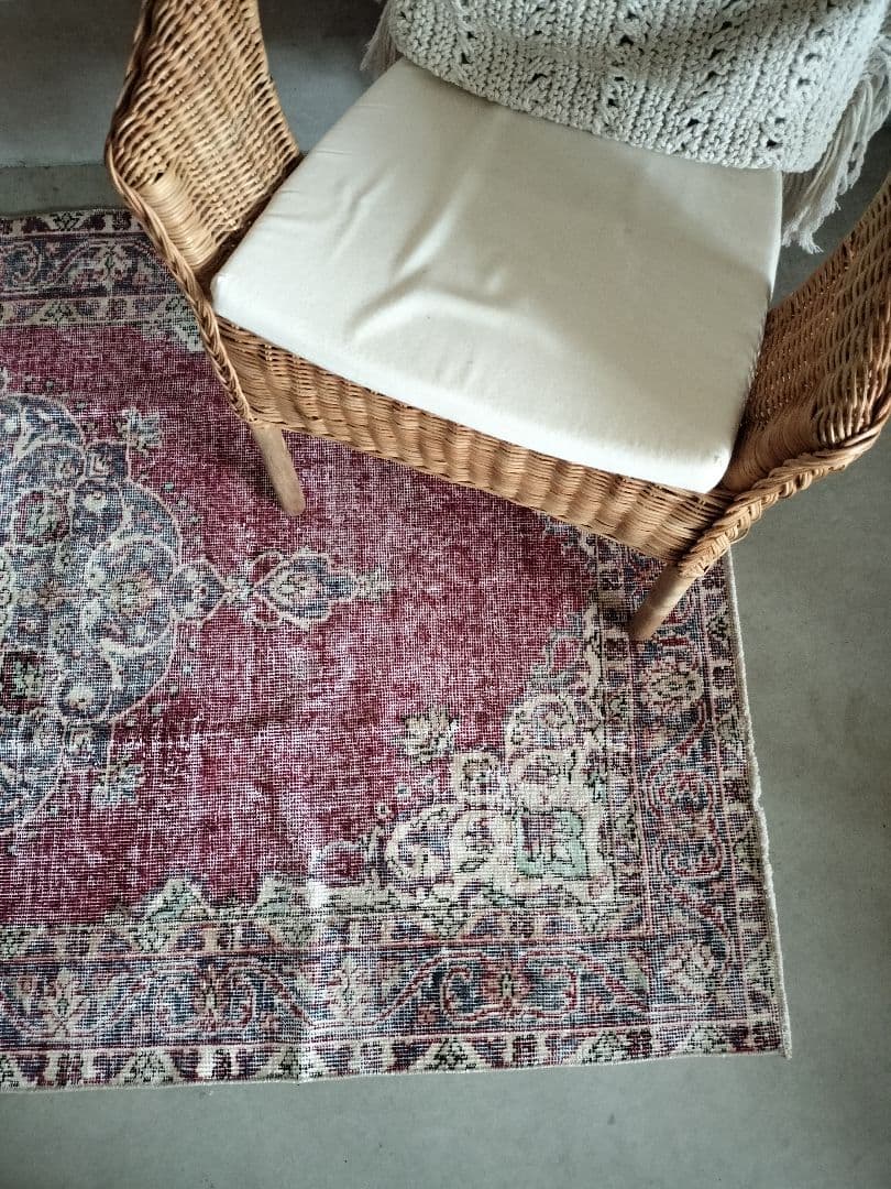 シャビーレッドとネイビーの端正なヴィンテージラグ　No.686