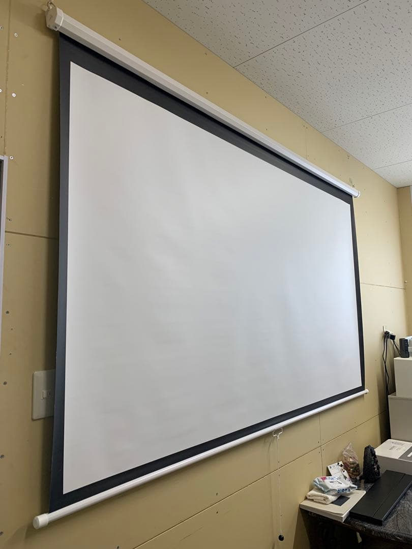 プロジェクタースクリーン、吊り下げ式84インチ16:9中古