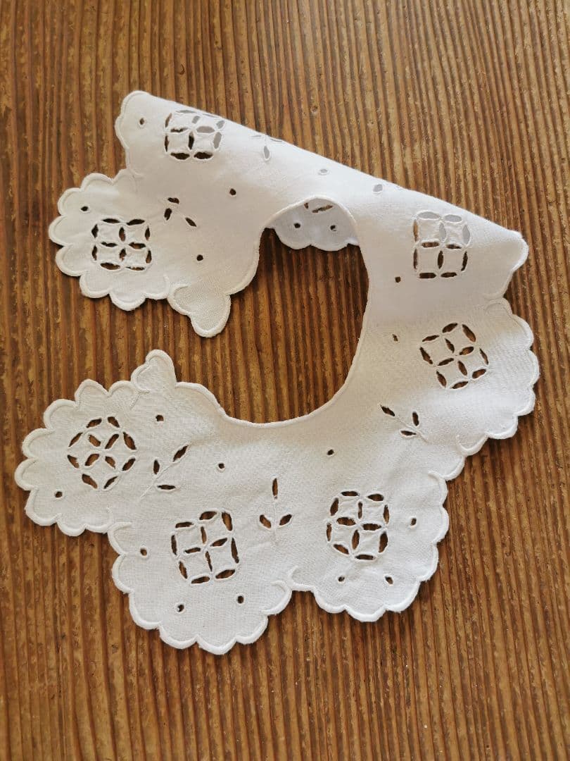 アンティーク オープンカットワーク花刺繍 アイレット スカラップスタイ 付け襟