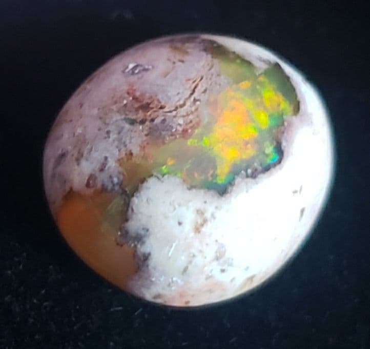 裏まで遊色効果のあるカンテラオパール