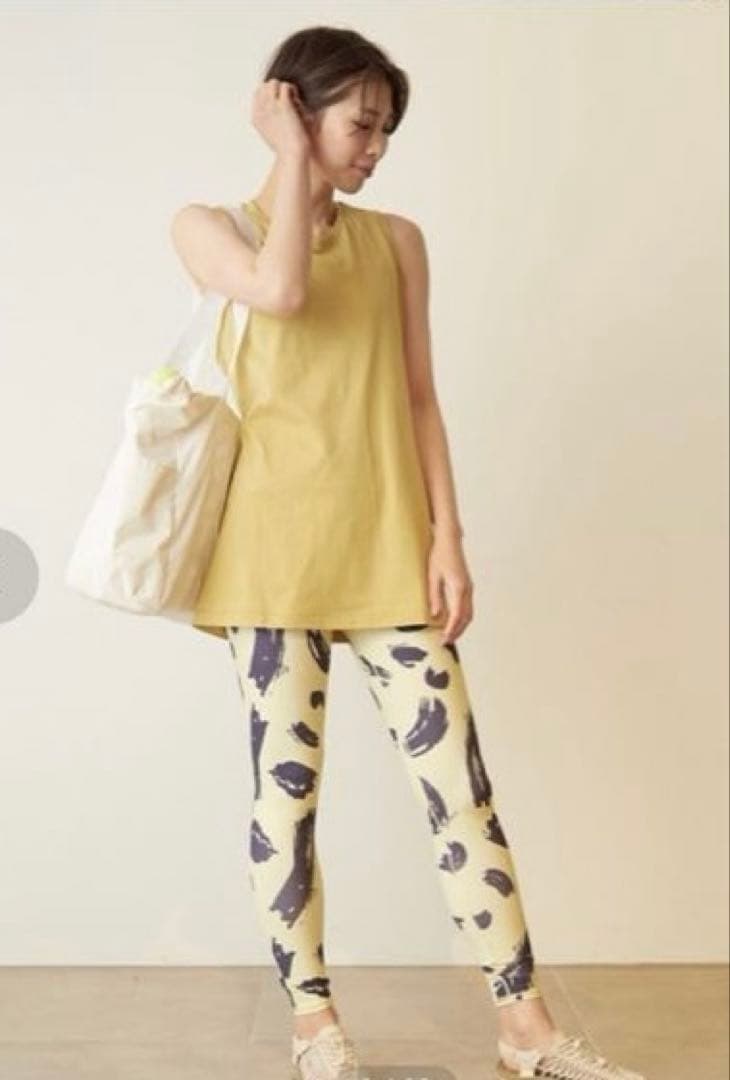 【emmi yoga】emmiオリジナルアート柄レギンス　ブラトップセットアップ