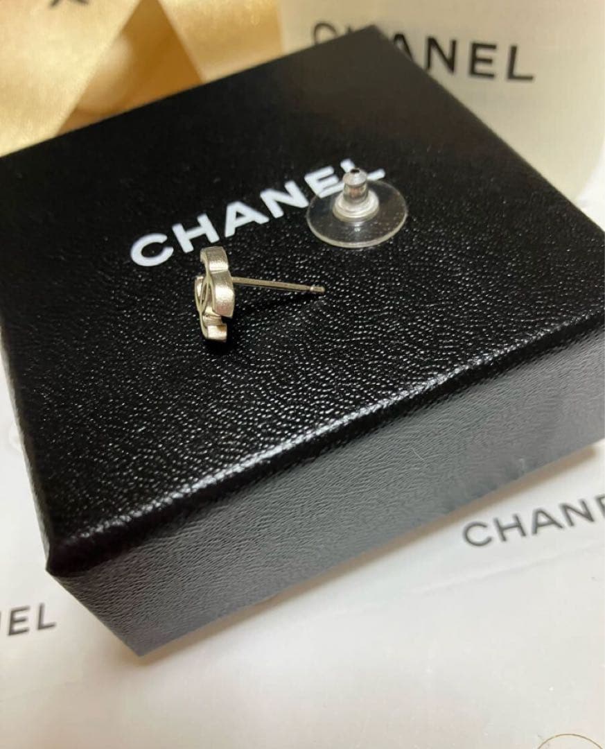 極美品CHANEL ココマーク 片耳ピアス ホワイト系 正規品 シャネル ピアス