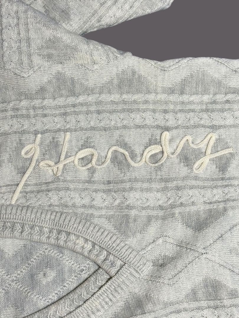 英国王室御用達 HARDY AMIES 立体ロゴ刺繍 ケーブルニット 日本製