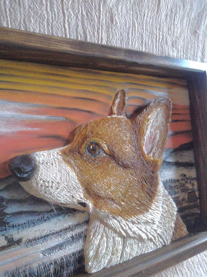 木彫りの日本画風コーギーの壁掛け