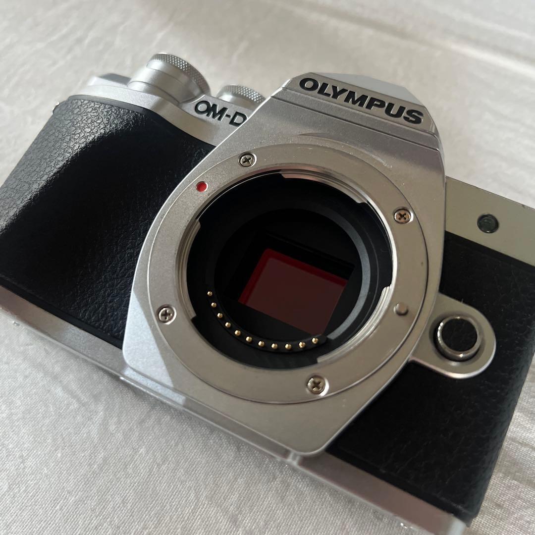 OLYMPUS OM-D E-M10 Mark III + 17mmレンズセット