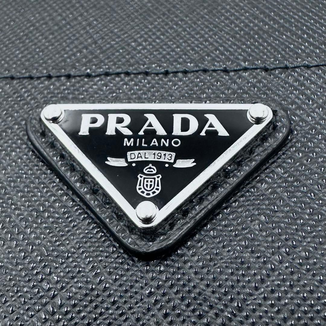 プラダ iPhone14ケース 1ZH162 三角プレート サフィアーノレザー黒