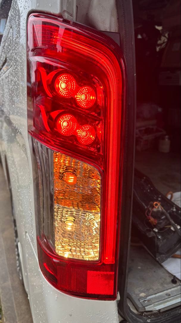 キャラバン nv350 後期型 純正リアテール 左右セット