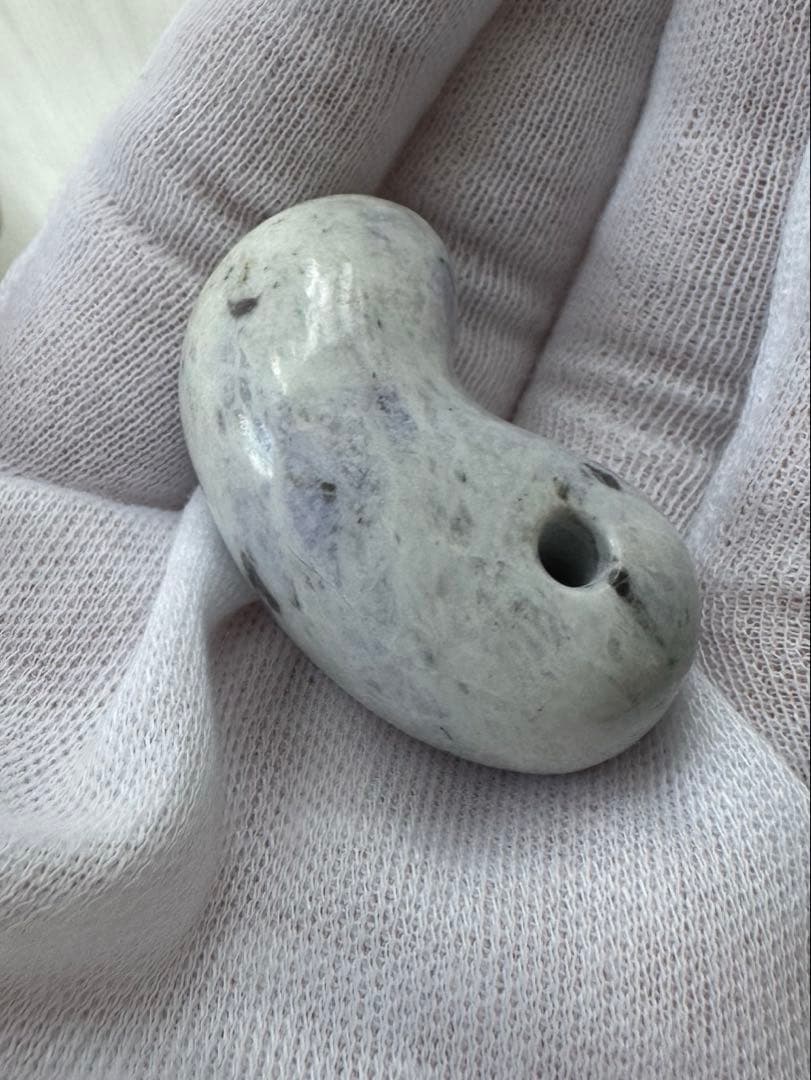 【糸魚川翡翠】勾玉　綺麗なラベンダーカラー