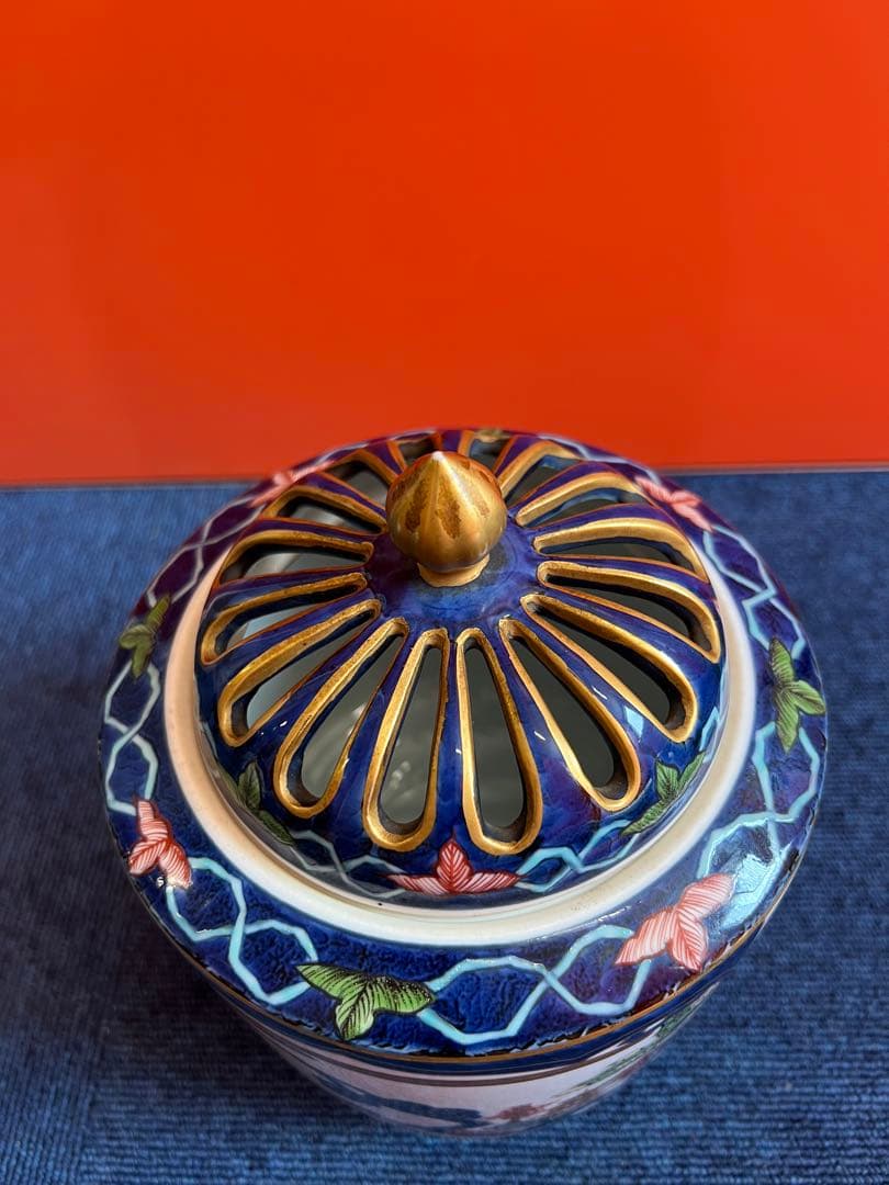 1061 藤井朱明 「古伊万里風香炉」 染付金彩色絵松竹梅風景図 三ツ脚