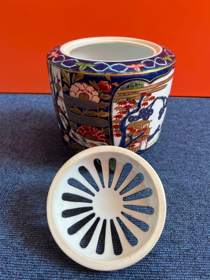 1061 藤井朱明 「古伊万里風香炉」 染付金彩色絵松竹梅風景図 三ツ脚