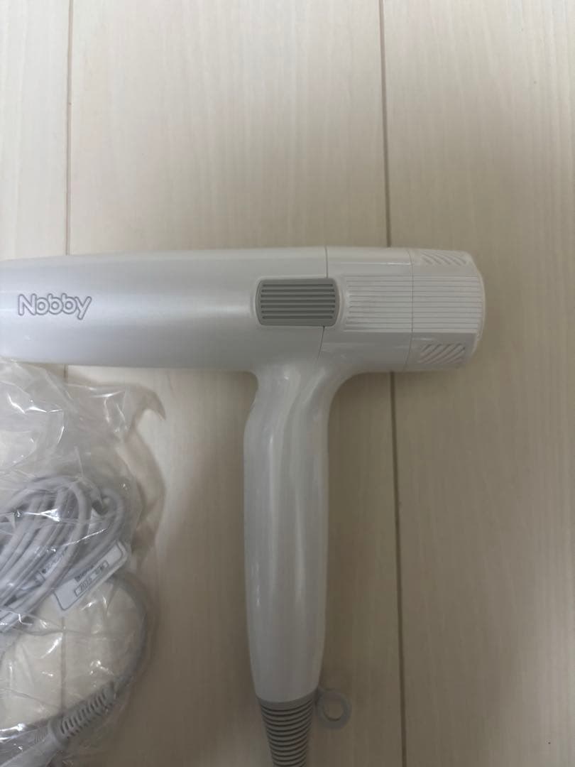 新色ホワイト　Nobby ノビー　マイナスイオンヘアドライヤー NB950
