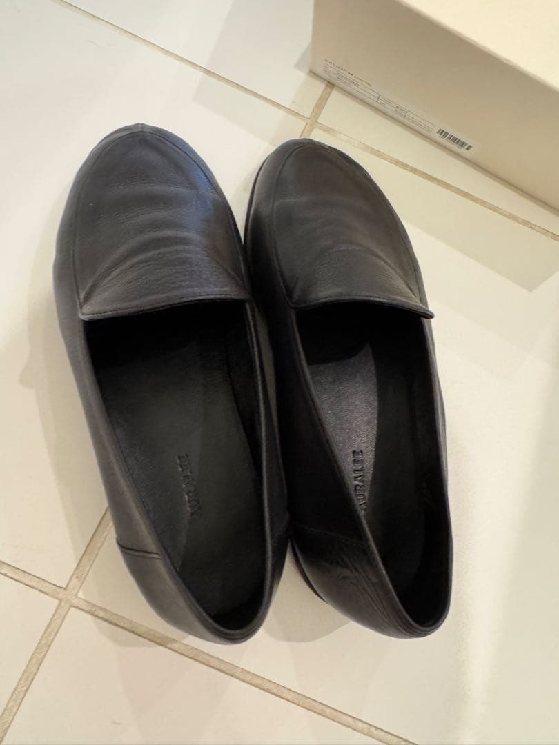 靴 AURALEE SOFT LEATHER LOAFERS