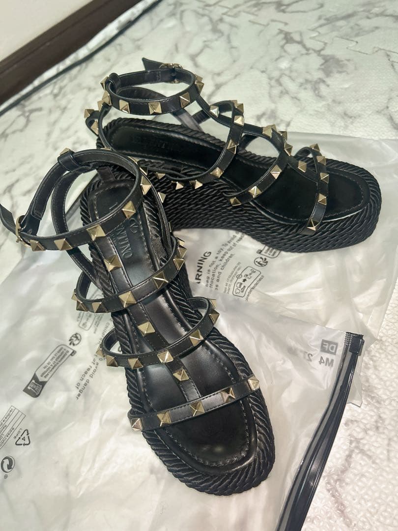 VALENTINO スタッズ付きブラックウェッジサンダル