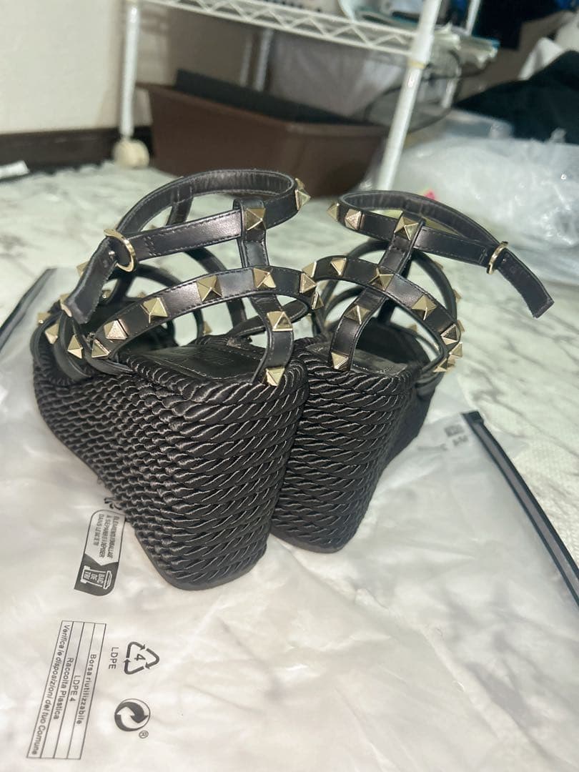 VALENTINO スタッズ付きブラックウェッジサンダル