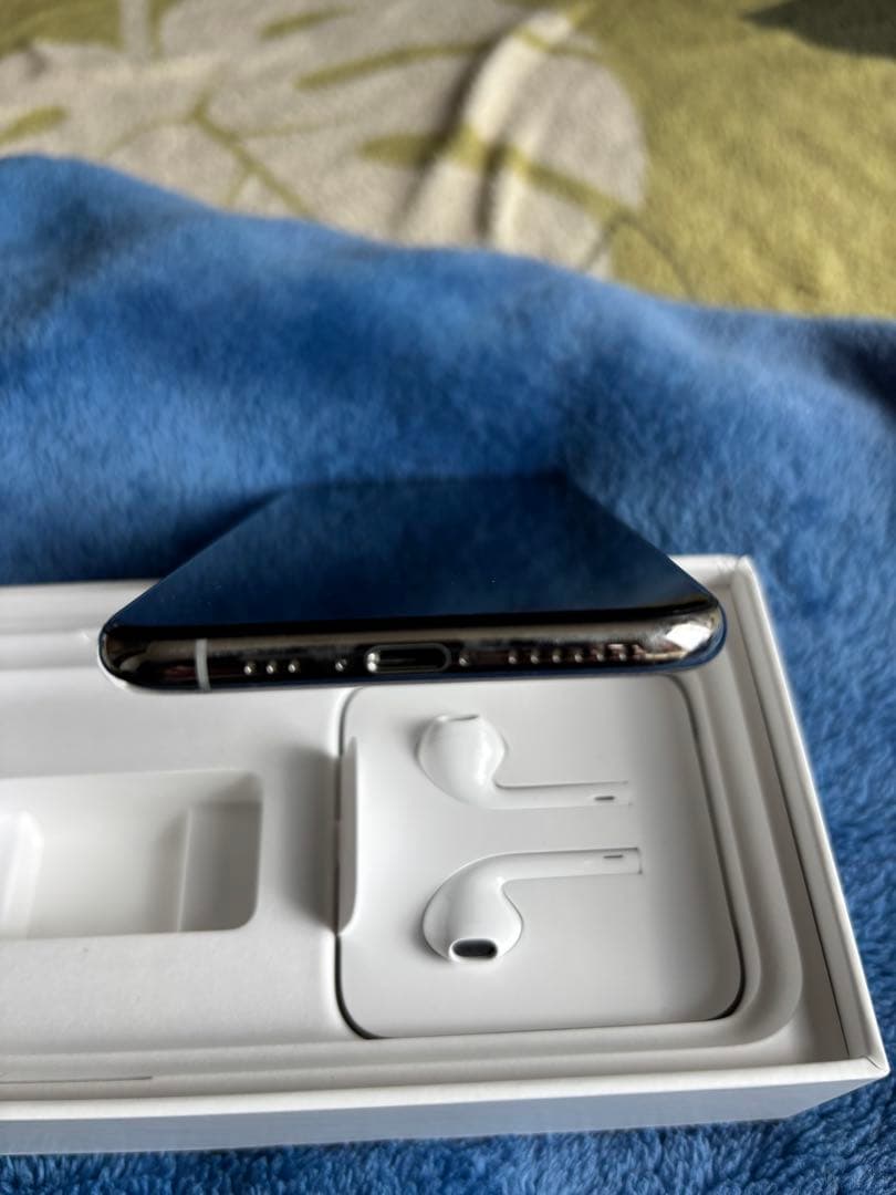 美品　箱、ケース付きiPhoneXS