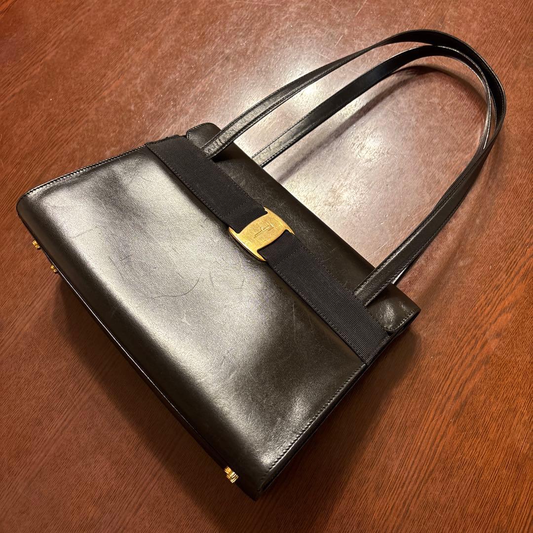 週末セール‼️フェラガモ ヴァラ　ショルダーバッグ　黒　大容量