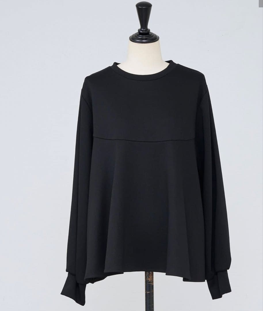 新品未使用ビアズリーフレアプルオーバー　ブラック