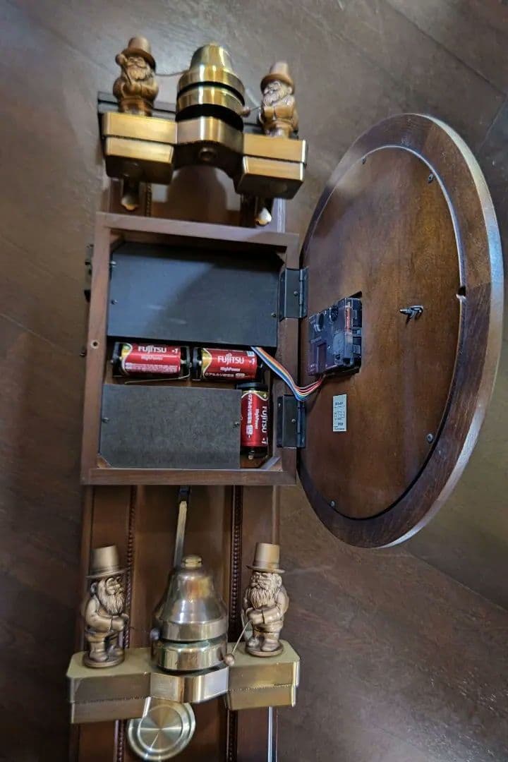 掛時計 装飾的彫刻付き（Small　World）昭和　レトロ