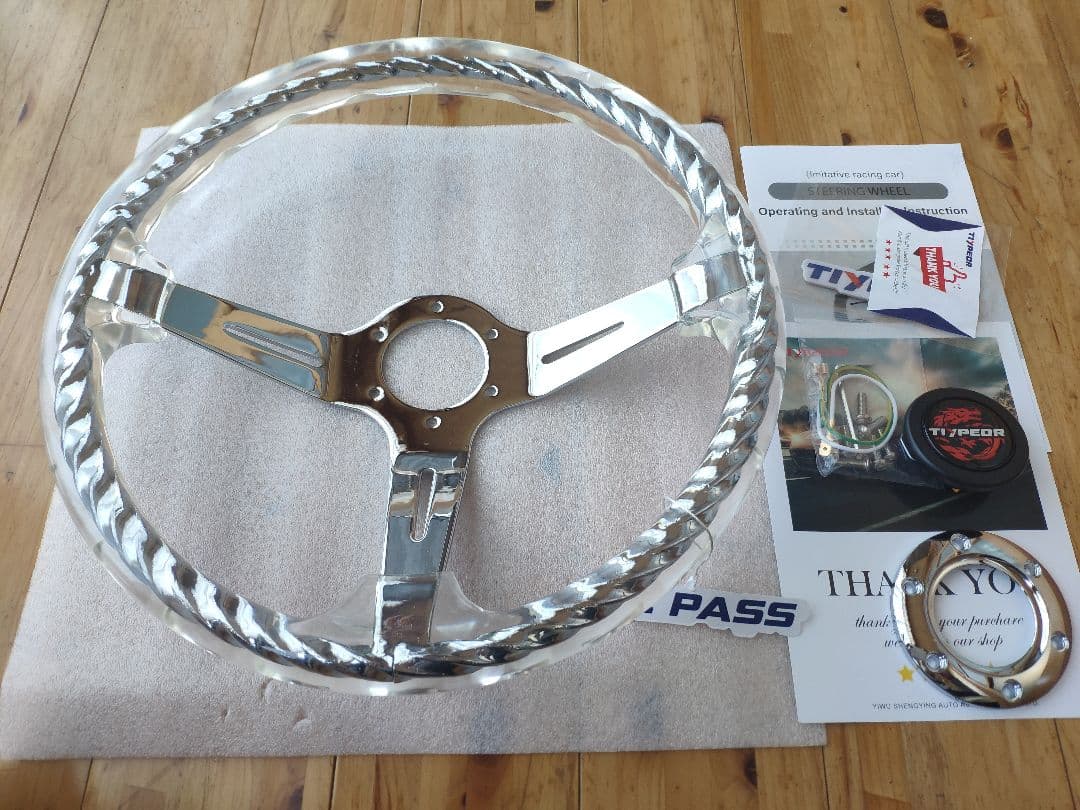 新品・現品限り! アクリル ツイスト ステアリング ① MOMO ピッチ70