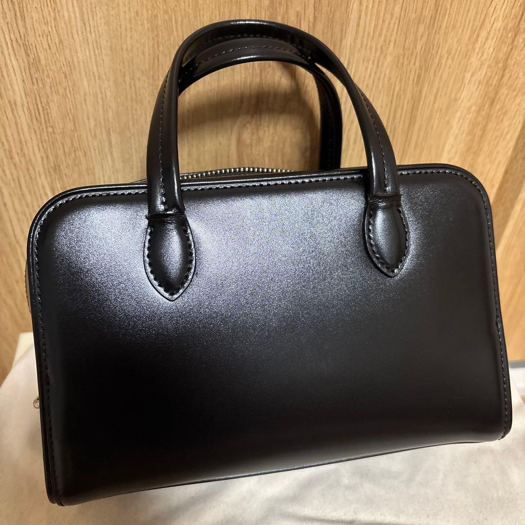 TOUT Y EST トゥティエ