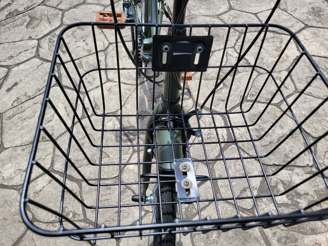 折りたたみ自転車　前面バスケット付き　20インチ　ノーパンクタイヤ