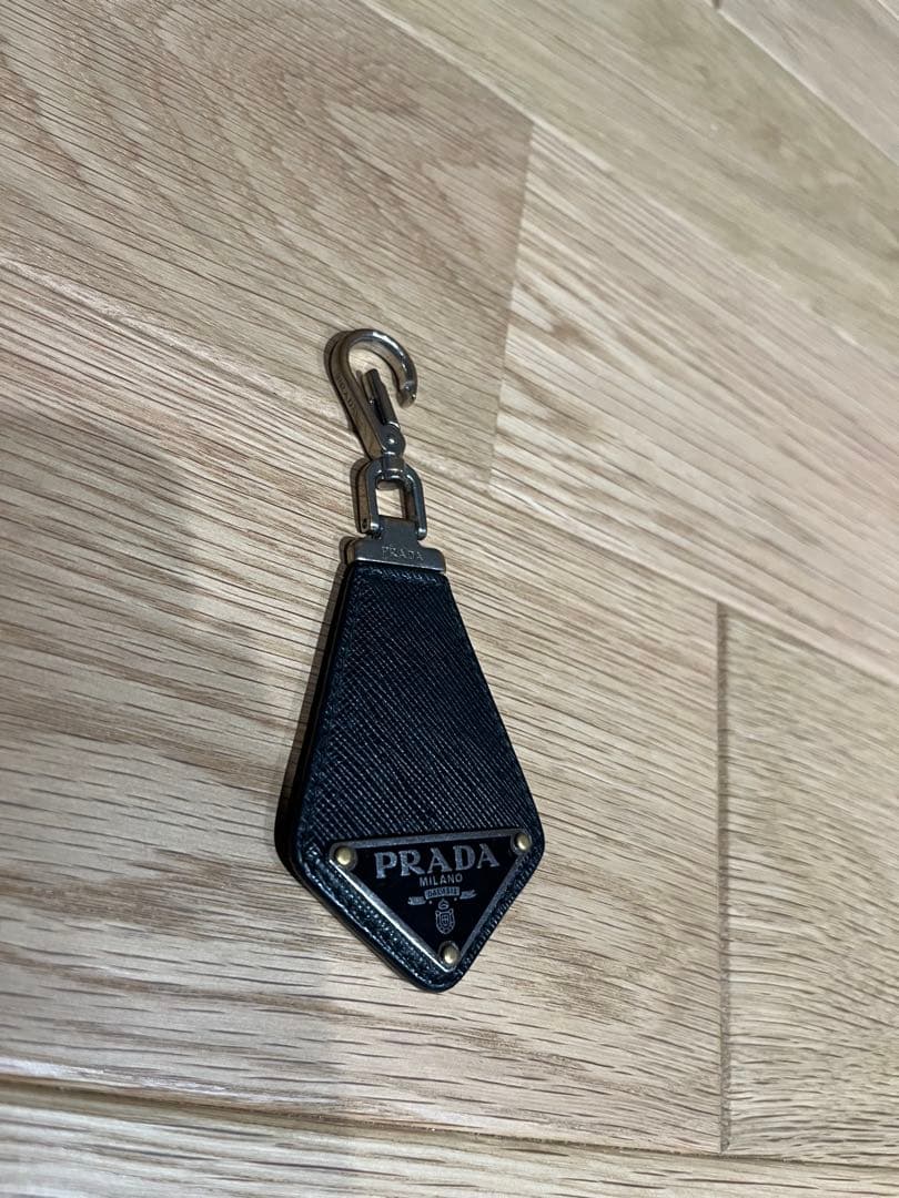 PRADA ブラックレザー キーホルダー　プラダ