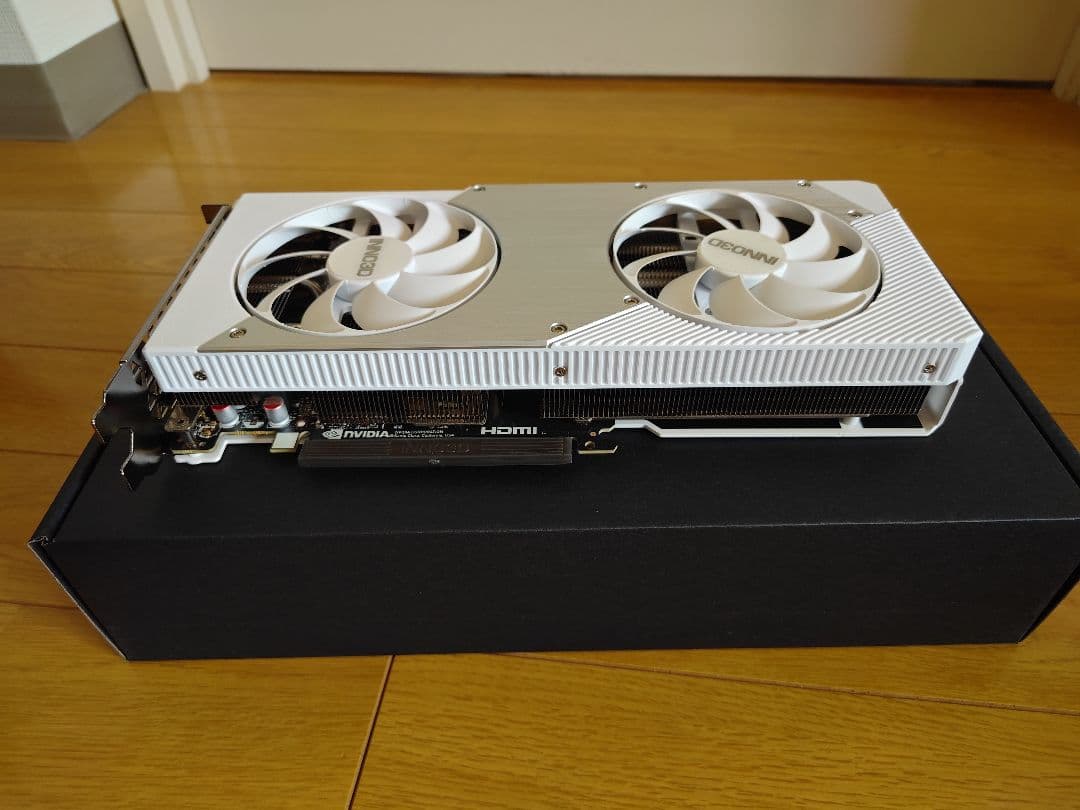 極美品 INNO3D GeForce RTX 5060 Ti 16GB ホワイト