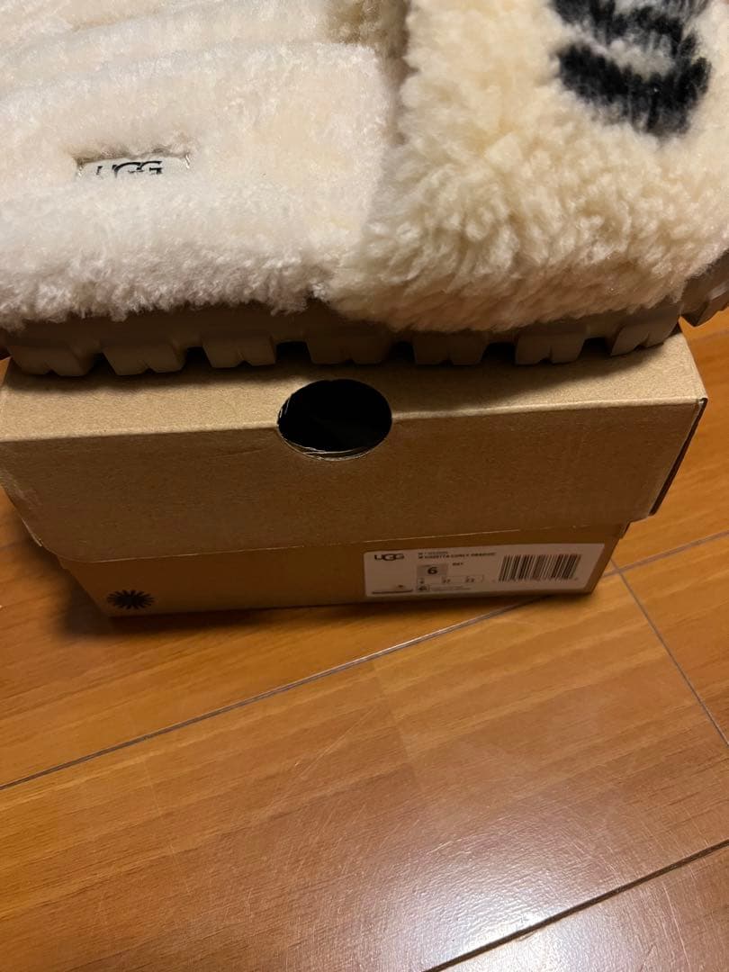 UGG コゼッタカーリーグラフィック
