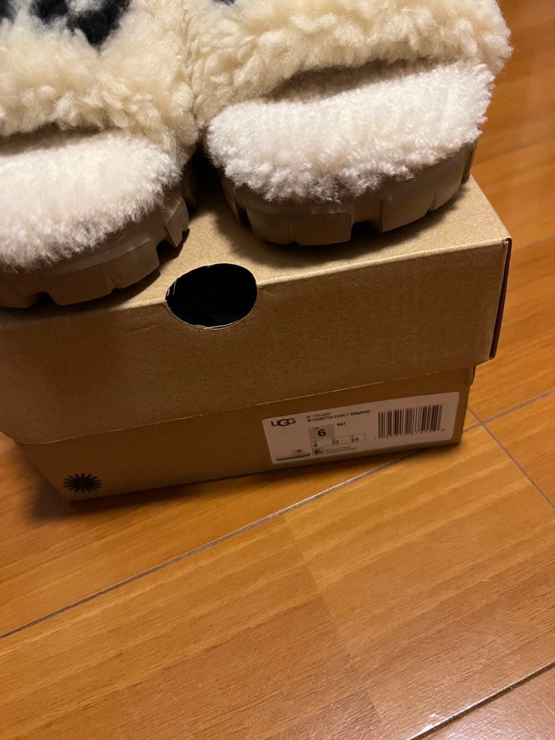 UGG コゼッタカーリーグラフィック
