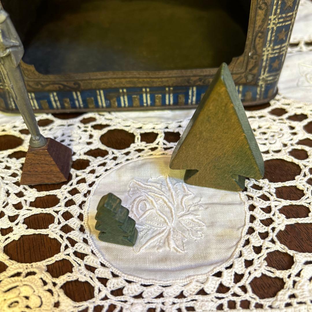 稀少ヴィンテージガラス窓付きブリキ缶 クリスマス 聖フランシスコ/ツリーと動物