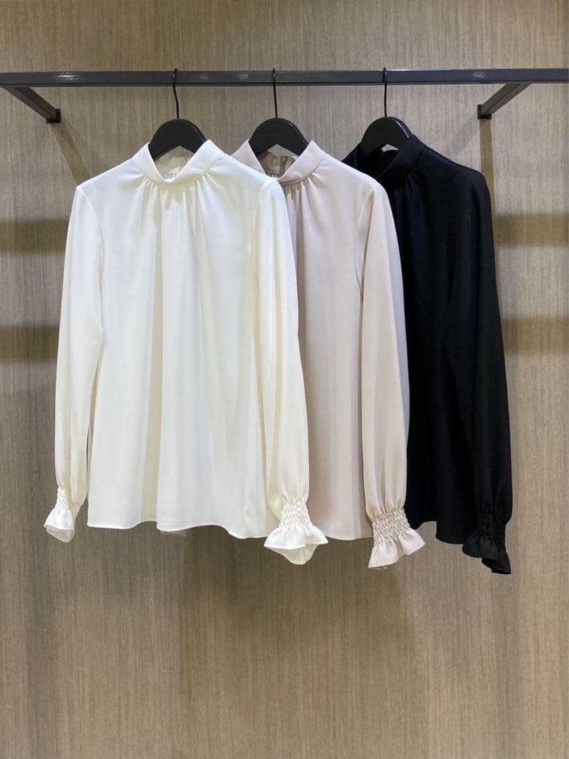 theory luxe 23SS 袖口ギャザースタンドカラーブラウス　グレージュ