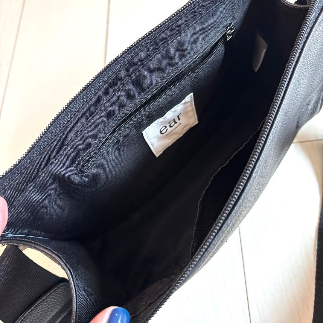 ドット柄ストラップ 黒 ボディバッグ