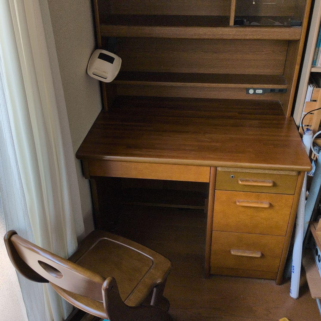 ブラウンの木製デスク 棚付き