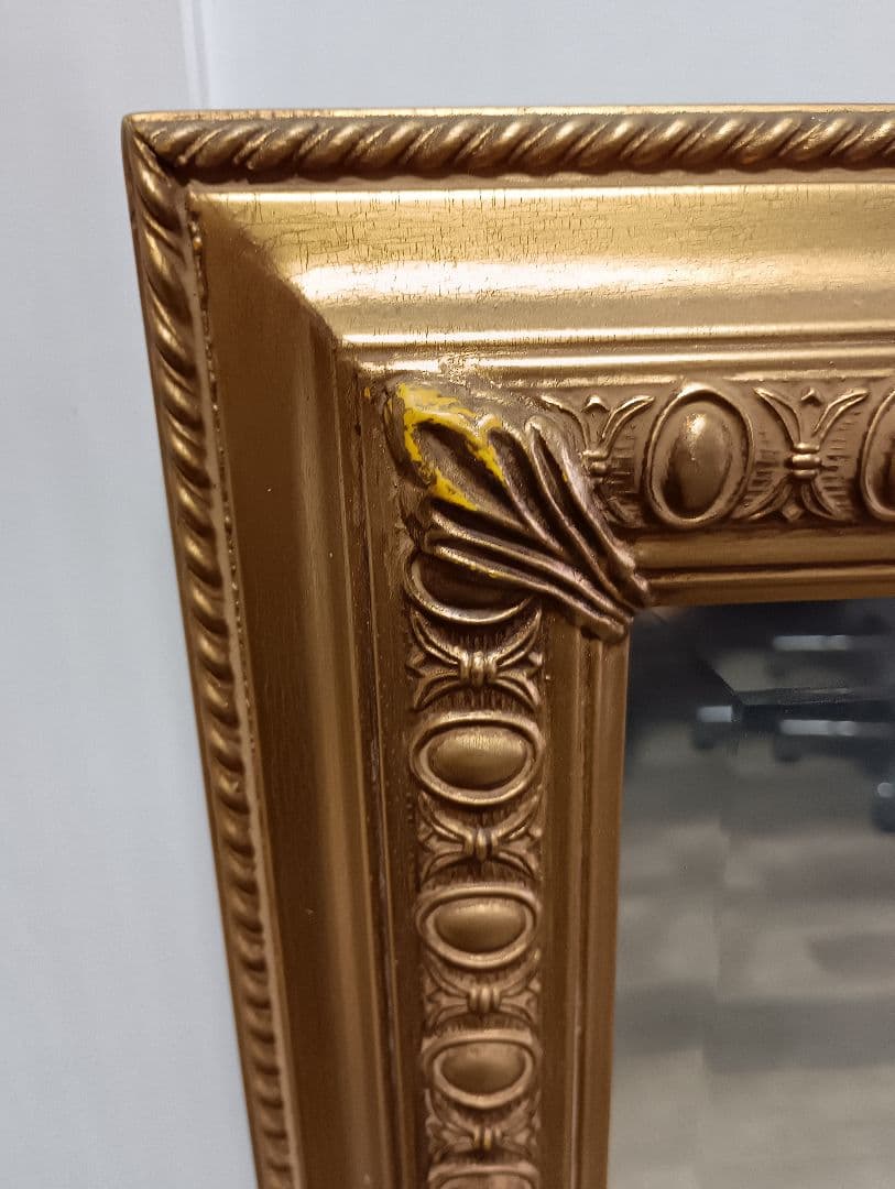 美容室　ゴールドの長方形壁掛け鏡