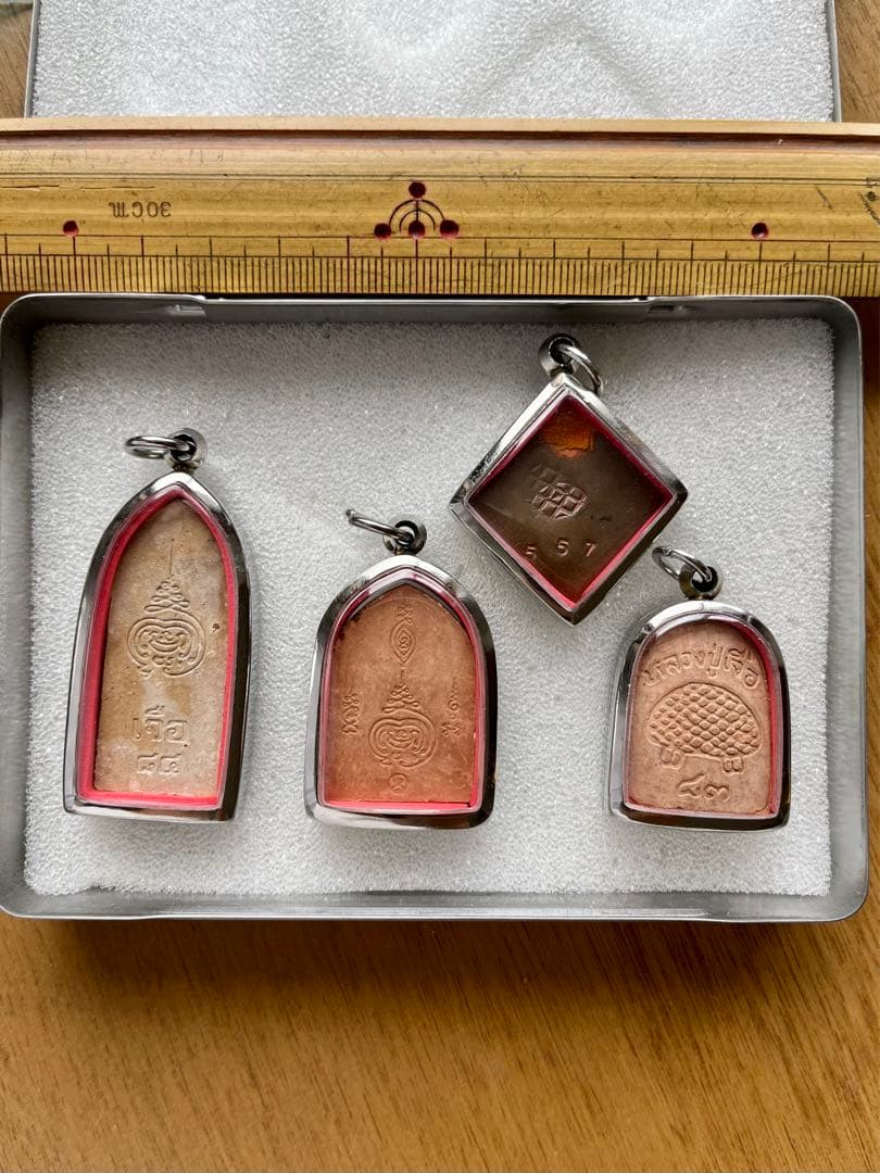 タイ 高僧ルアンプー・ジュア（ナコンパトム県） お守り４点 プラクルアン