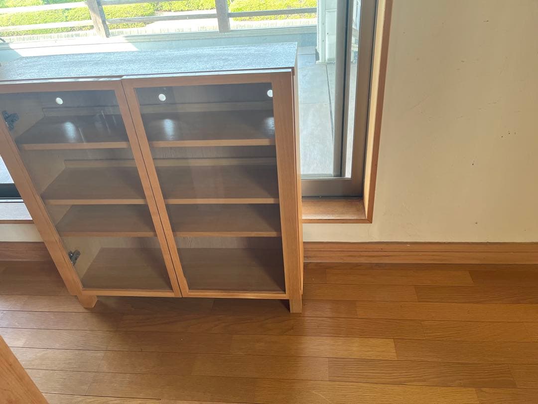 ひよこです。無印良品　ガラス扉キャビネット　薄型