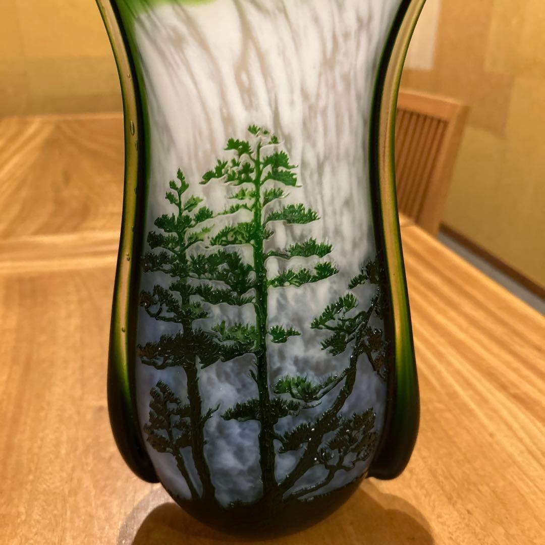 中国製　透かし彫刻花瓶　ガラス　緑松