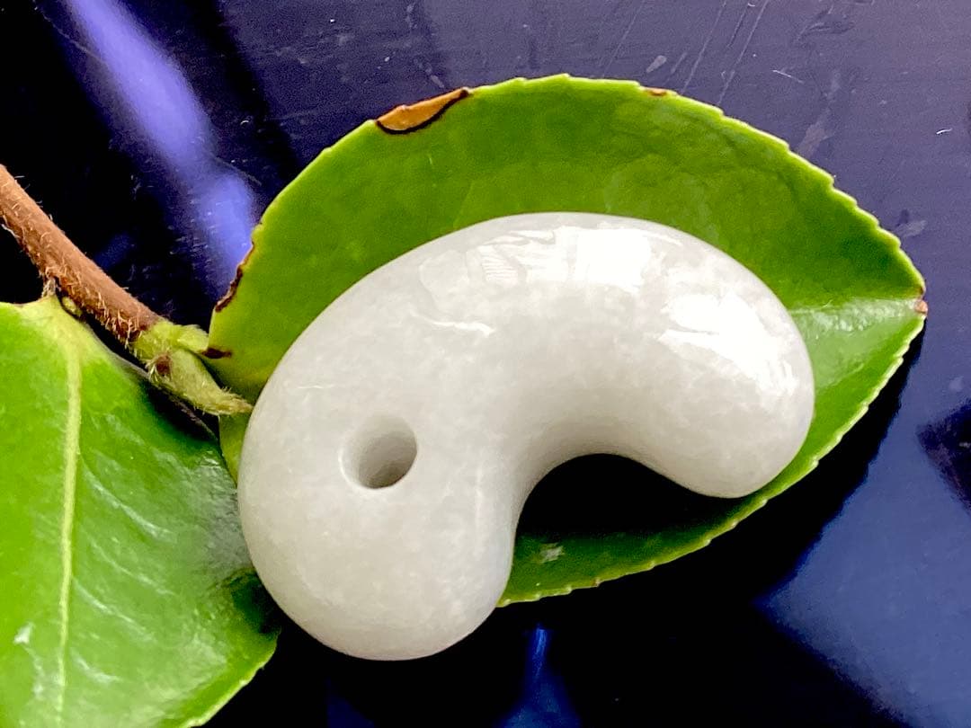 今回の原石大当たり‼️極上*氷*糸魚川翡翠勾玉アイスジェイド　幸運御守り　鑑別書付