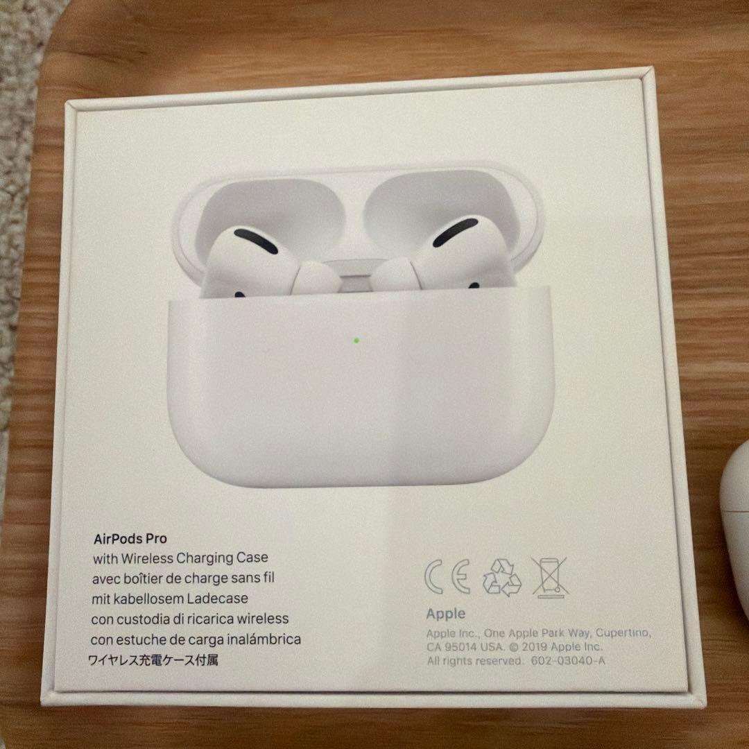 AirPods Pro 本体と充電ケース