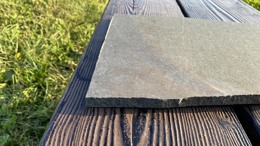 超貴重・岩手県遠野産 「遠野の銘石 角閃石」原石 2.4キロ 送料無料（＃22）