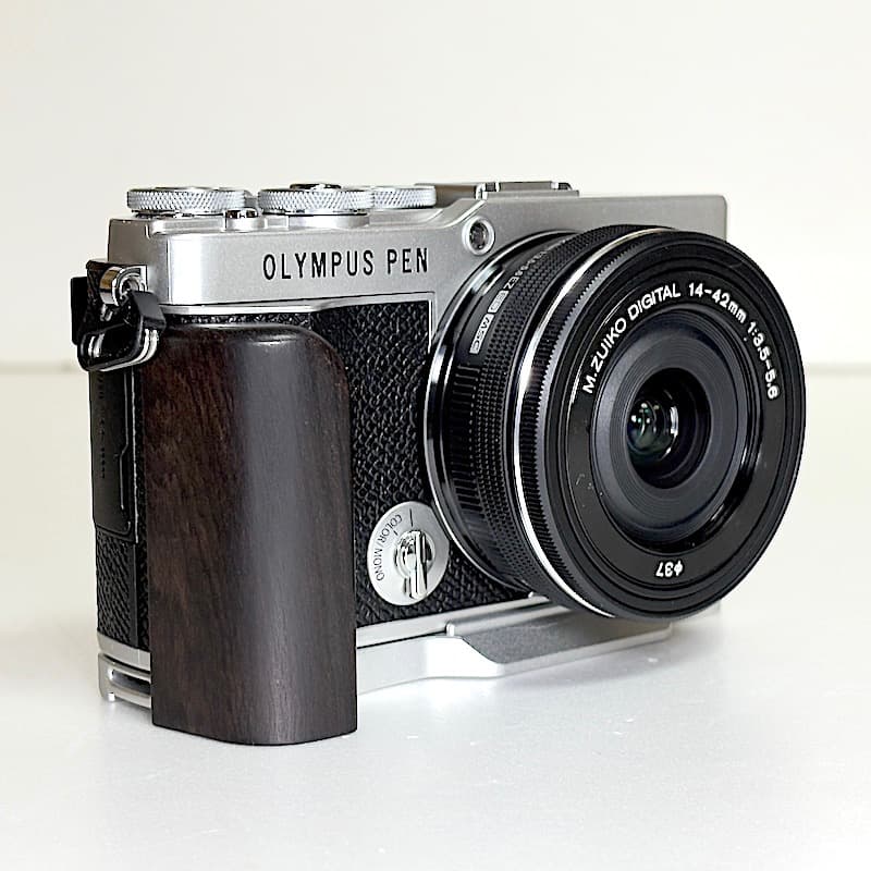 も*く様 新品同様オリンパスPEN E-P7ダブルズームキット＋注目希少L型グリ