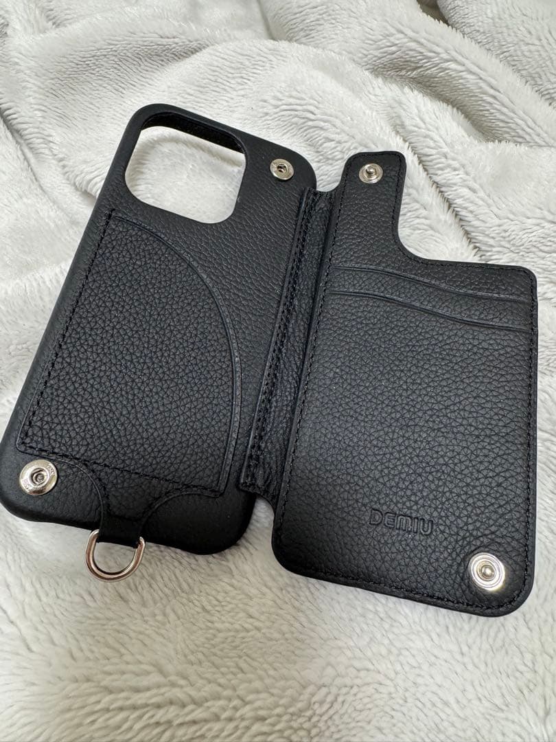 DEMIU ブラック レザー スタッズ iPhone15Proケース