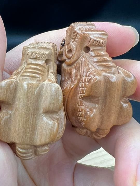 061501    桃の木素材龍亀手彫り2個セット　約24*42ミリ