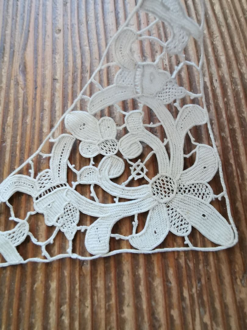 アンティークフランス購入 兵士の横顔と蘭の花✾ トライアングル型 レースドイリー