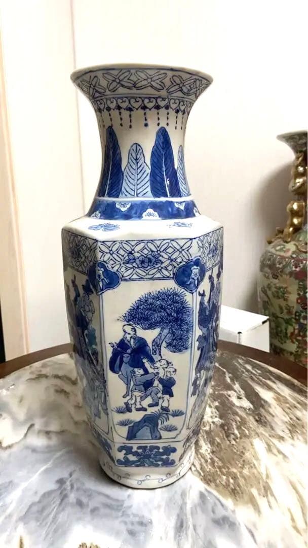 2体の価格 青白磁の花瓶 人物と風景の手描き絵