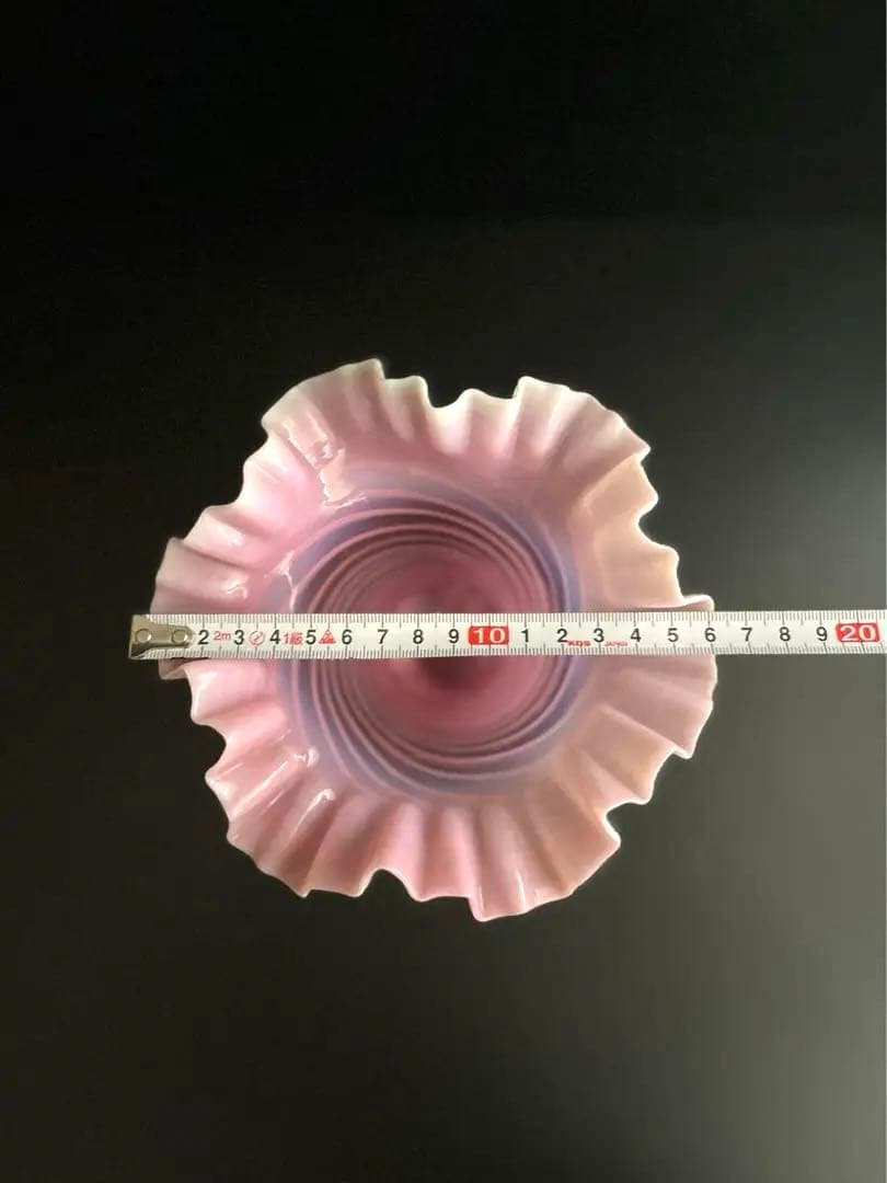 692 骨董 アンティーク ピンクオパール渦巻き紋様花瓶 フリルガラス 明治