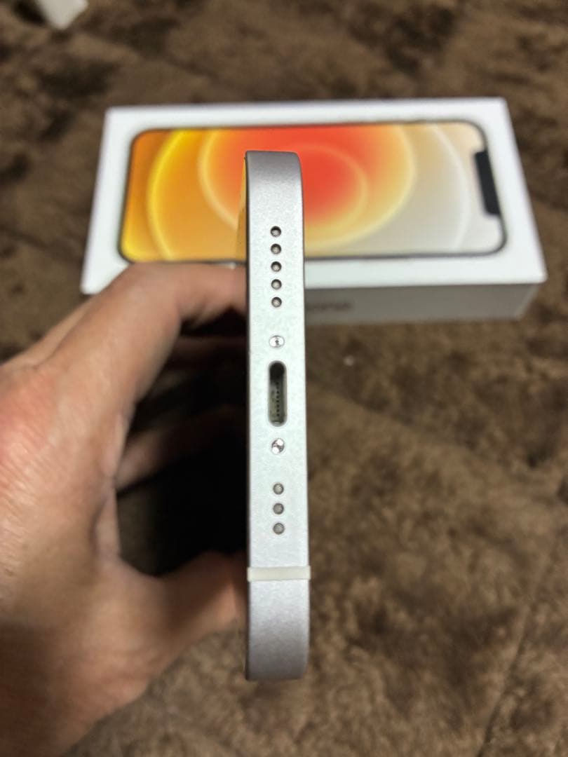 【極美品】iPhone12 ホワイト64GB 付属品未使用完備 ケース未使用付